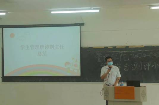 圖片包含 男人, 室內(nèi), 天花板, 桌子

描述已自動生成