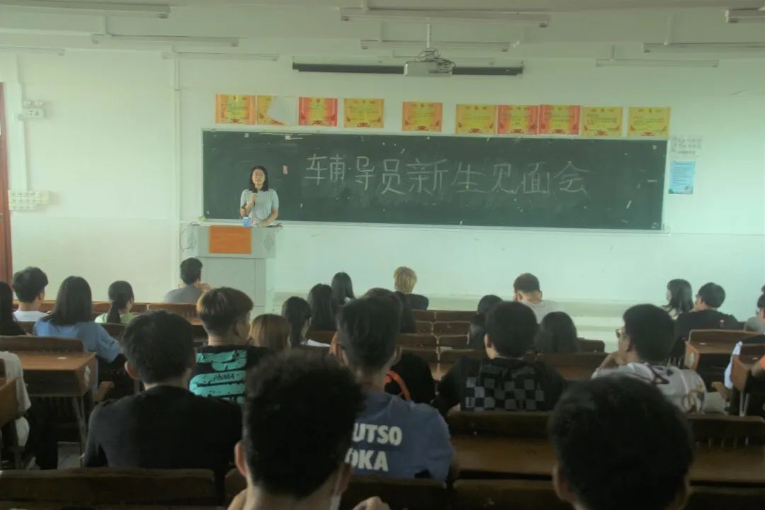 一群人正在聽(tīng)演講  描述已自動(dòng)生成